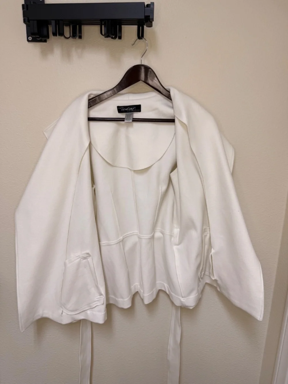 Elegant White Belted Coat Women Dbl Breasted Collars Cache Contour Collection Lg